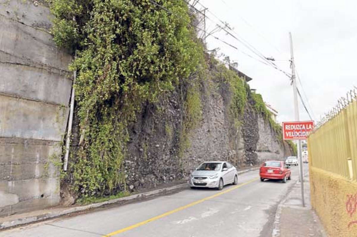 En la calle P&eacute;rez de Anda, en Ambato, se producen continuos deslizamientos de rocas y tierra. Foto: Roberto Ch&aacute;vez/ El Tel&eacute;grafo