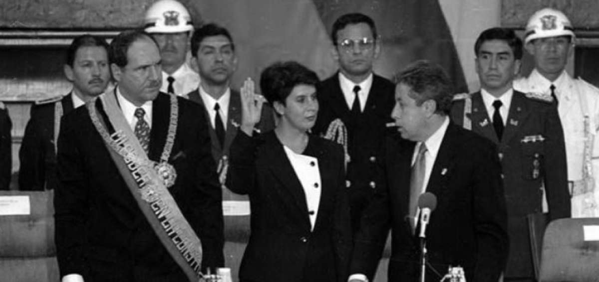 En la segunda fila, de izquierda a derecha, aparece Lucio Guti&eacute;rrez, cuando era edec&aacute;n del presidente Abdal&aacute; Bucaram.