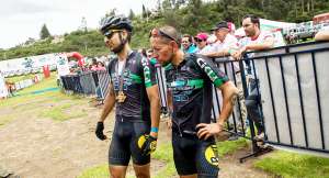 El ecuatoriano Galo Tamayo (der.) junto a su compa&ntilde;ero de equipo, el espa&ntilde;ol Pau Zamora, luego de ganar la competencia ciclista de monta&ntilde;a. Foto: Fernando Sandoval / El Tel&eacute;grafo