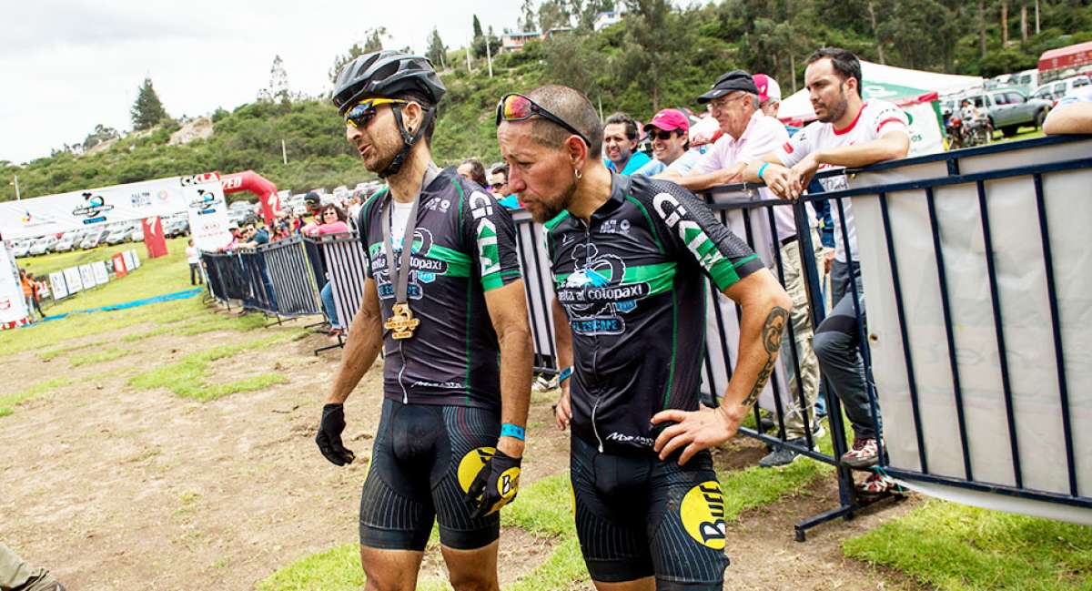 El ecuatoriano Galo Tamayo (der.) junto a su compa&ntilde;ero de equipo, el espa&ntilde;ol Pau Zamora, luego de ganar la competencia ciclista de monta&ntilde;a. Foto: Fernando Sandoval / El Tel&eacute;grafo