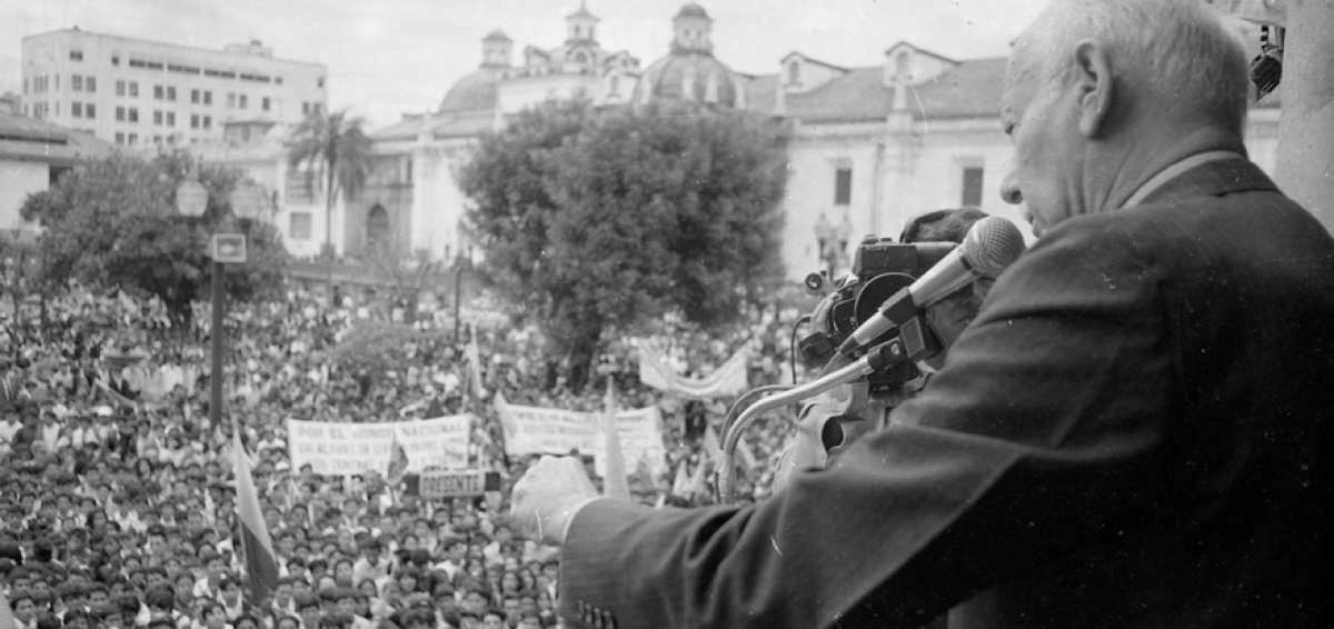 EL TEL&Eacute;GRAFO, 1995. El Presidente se dirige desde Carondelet a miles de ciudadanos para arengar por la unidad nacional.