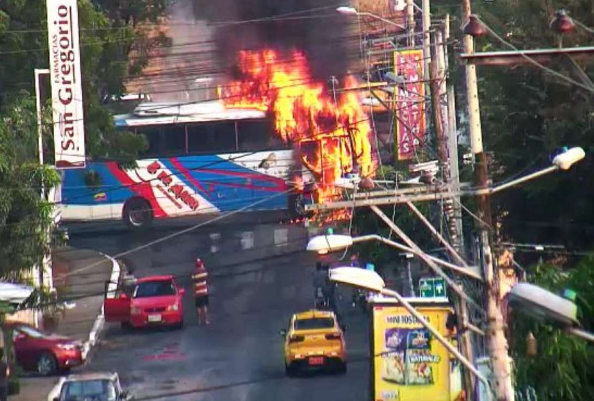 Las imágenes del ECU-911 muestran el bus incendiado