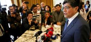 El ministro ecuatoriano de Relaciones Exteriores, Jos&eacute; Valencia, ofrece una rueda de prensa este lunes 8 de abril, en Quito (Ecuador).