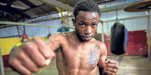 Marlon Aguas se prepara en el coliseo de boxeo de La Tola antes del combate contra Edwin Gamboa. Foto: Marco Salgado.