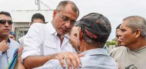 El vicepresidente Jorge Glas atiende a la poblaci&oacute;n en el albergue Divino Ni&ntilde;o, en Pedernales.