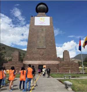 Voluntarios y miembros de la Fundaci&oacute;n colocaron una peluca en el monumento, ubicado al noroccidente de Quito. Foto: Cortes&iacute;a