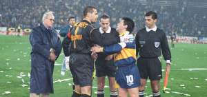 Chilavert y Maradona previo al partido por el Torneo Clausura de 1996, que termin&oacute; ganando V&eacute;lez Sarsfield 5-1 a Boca. Arbitraje de Castrilli.  
