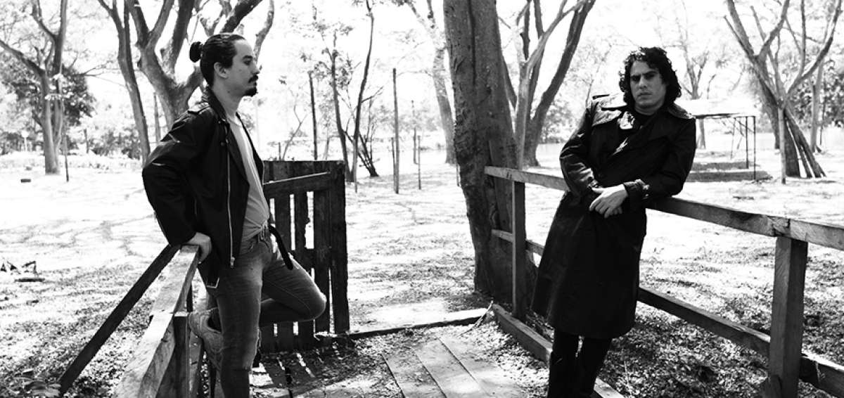 De izquierda a derecha: Fede Brigante, quien toca el bajo en la banda, y Pablo Brigante, compositor l&iacute;rico y guitarrista de la banda.