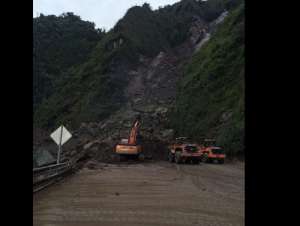 Maquinaria realiza limpieza de la v&iacute;a Al&oacute;ag-Santo Domingo. Foto: @PichinchaGob