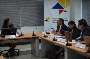 La Ministra y representantes del Grupo Gloria se reunieron en Quito para avanzar en la firma del contrato. Foto: Cortes&iacute;a 