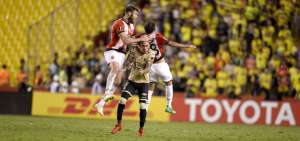 El delantero uruguayo, Jonathan &Aacute;lvez, intenta ganar el bal&oacute;n ante la marca de dos defensores argentinos.  