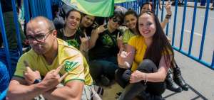 Fan&aacute;ticos brasile&ntilde;os de la agrupaci&oacute;n Metallica esperan su turno para ingresar al Parque Bicentenario.