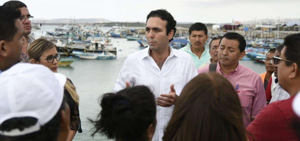 El ministro de Producci&oacute;n, Comercio Exterior e Inversiones, Pablo Campana (centro), dialog&oacute; con representantes del sector productivo de Manab&iacute;.  