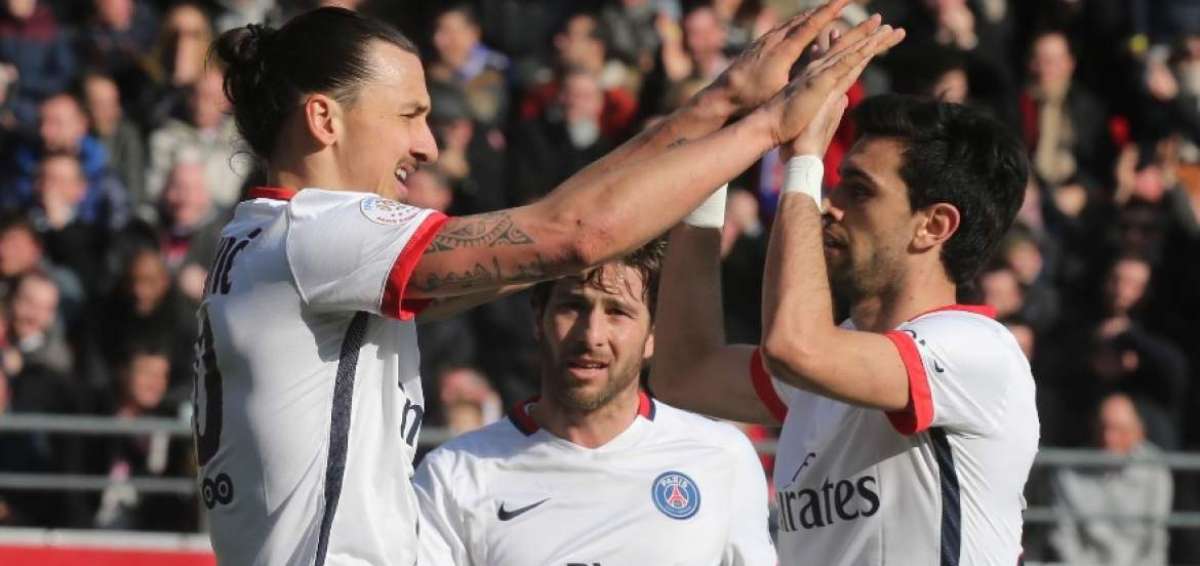 Zlatan Ibrahimovic (i) es felicitado por su p&oacute;ker de goles ante el colista de la Liga de Francia.
