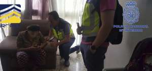 Agentes policiales atienden a las v&iacute;ctimas de explotaci&oacute;n.