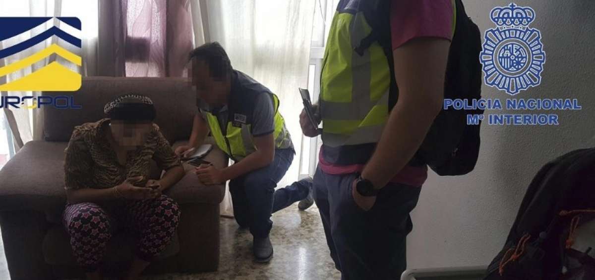 Agentes policiales atienden a las v&iacute;ctimas de explotaci&oacute;n.
