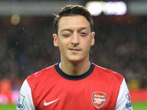 &Ouml;zil llega a un acuerdo con su padre y no llega a los tribunales