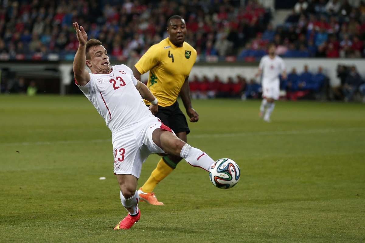 Xherdan Shaquiri (i.) trata de superar la marca de un defensa jamaiquino. Foto: AFP
