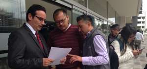 En el Complejo Judicial Norte, en Quito, el abogado Ronald Andrade explica el proceso a los perjudicados Marcelo Imbaquingo y Dar&iacute;o Parker.