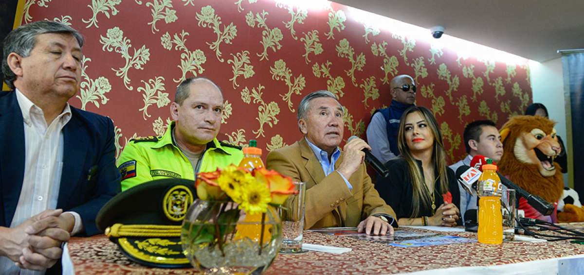 &rarr;Tito Manjarrez (centro), general en servicio pasivo, aspira a la reelecci&oacute;n. Por primera vez un per&iacute;odo durar&aacute; cuatro a&ntilde;os en la instituci&oacute;n escarlata.  