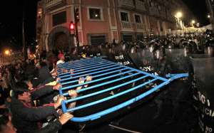 El Centro Hist&oacute;rico de Quito fue escenario de violentas protestas. Manifestantes se enfrentaron a polic&iacute;as. Foto: AFP