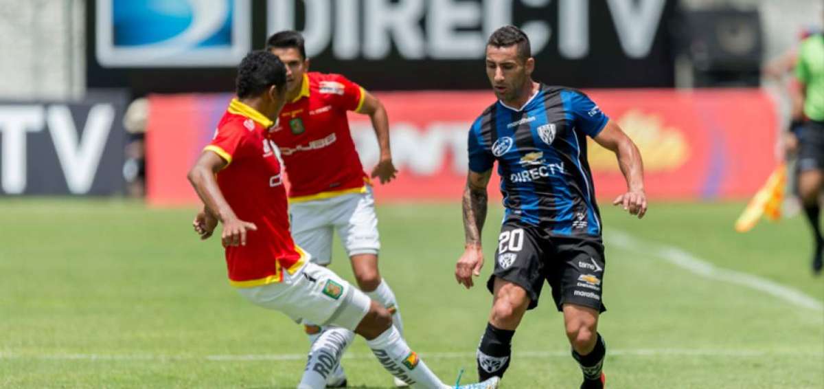 Cristian N&uacute;&ntilde;ez (der.), del Independiente del Valle, controla el bal&oacute;n ante la marca de 2 jugadores cuencanos. 