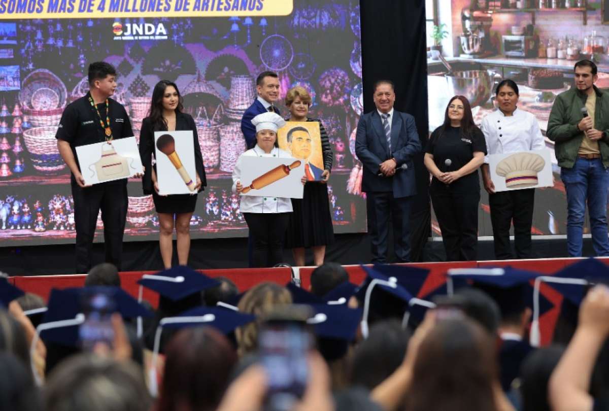 Gobierno entrega incentivos y promueve la primera Casa del Artesano en Azuay