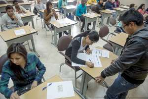 La evaluaci&oacute;n se realiz&oacute; en las instalaciones de la Escuela Polit&eacute;cnica Nacional (EPN) en Quito. Los estudiantes llegaron desde las 06:00. Foto: Fernando Sandoval / El Tel&eacute;grafo