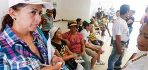 Decenas de personas que perdieron sus casas por el terremoto forman filas para acceder al bono estatal.