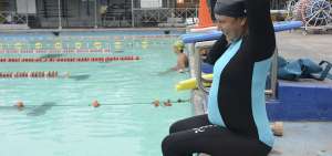 La deportista se sumerge no m&aacute;s de 40 segundos y realiza trabajos para fortalecer piernas. 