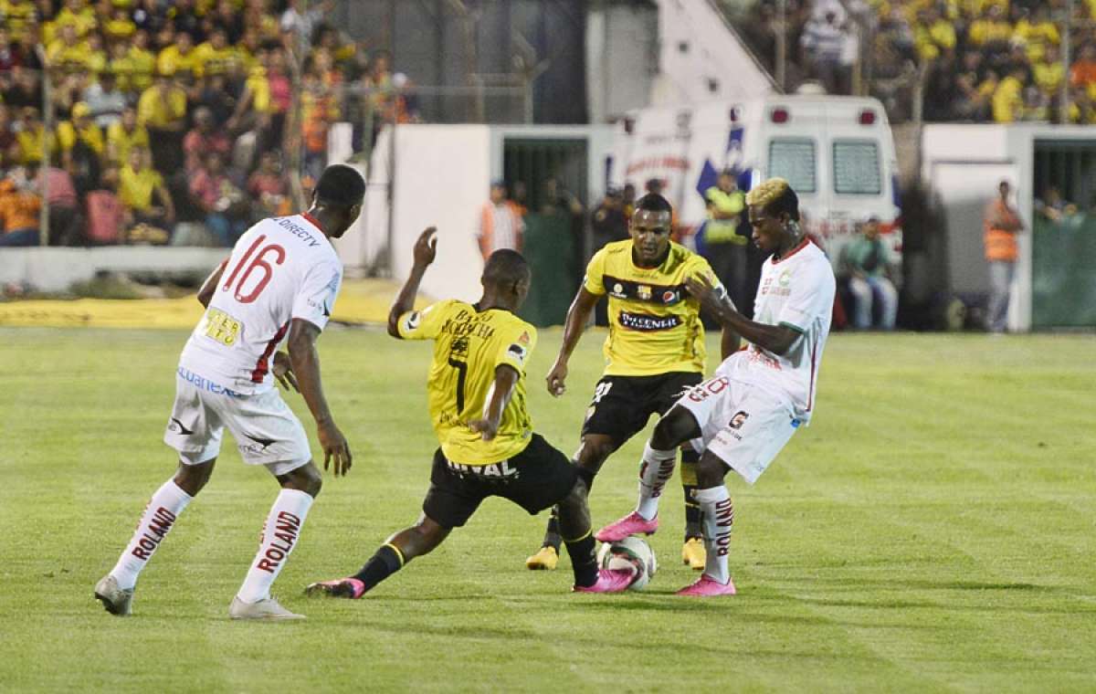 Tito Valencia (centro) intenta robar el bal&oacute;n a un volante de Liga de Loja, la noche de ayer en Milagro. Foto: William Orellana / El Tel&eacute;grafo