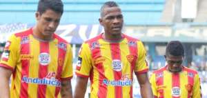 Bola&ntilde;os sali&oacute; hace dos a&ntilde;os de Barcelona en medio de la pol&eacute;mica (fue expulsado en la segunda final ante Emelec).