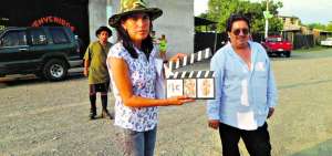 La cineasta guayasense, con su claqueta, la cual us&oacute; para contar la historia de su cant&oacute;n en un documental.