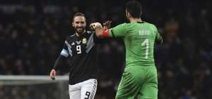 Banega y Lanzini rescatan a una Argentina inerte sin Messi