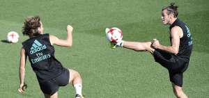 El delantero Gareth Bale (der.) intenta dominar el bal&oacute;n ante la marca de Luka Modric. 