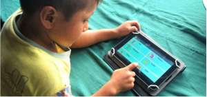 Foto referencial sobre la entrega de tablets.