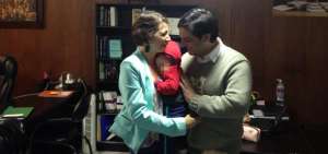 El  irland&eacute;s- estadounidense Paul Ceglia, quien recuper&oacute; ayer su libertad, su esposa Marie y su hijo Orion.