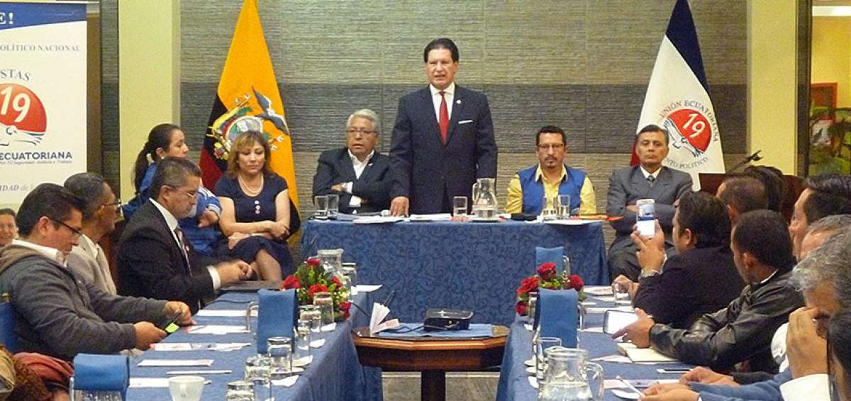 El fin de semana, en Quito, la convenci&oacute;n de Uni&oacute;n Ecuatoriana eligi&oacute; a Pes&aacute;ntez (de pie) como su director.