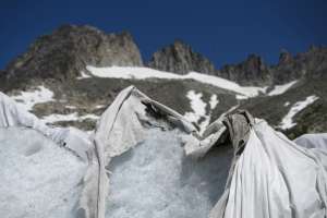 En medio del mont&oacute;n de piedras, arena y otros sedimentos del glaciar de R&oacute;dano, hay una manta que coloc&oacute; el Ministerio de Ambiente suizo. AFP