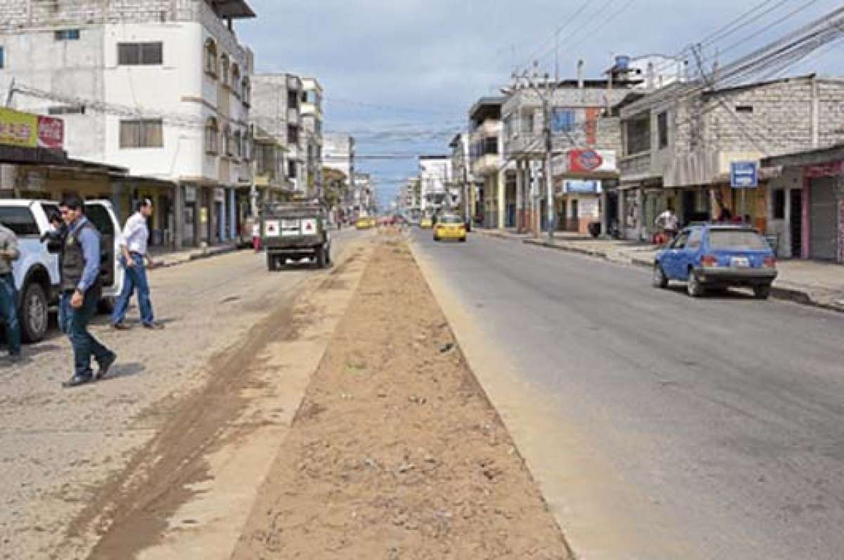 Obreros municipales retiraron el parterre de la calle para aprovechar ese espacio disponible. Foto: Cortes&iacute;a