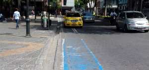 En la calle Lorenzo de Garaicoa, la se&ntilde;al&eacute;tica que establece el espacio para ciclistas est&aacute; casi borrada.