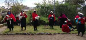 Mujeres de Guano exportan por primera vez sus bufandas a los Estados Unidos