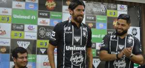 El futbolista uruguayo de 42 a&ntilde;os, durante su presentaci&oacute;n como jugador del R&iacute;o Branco, de la cuarta divisi&oacute;n de Brasil. El ariete se coloc&oacute; la camiseta y asegur&oacute; que ayudar&aacute; a internacionalizar al club brasile&ntilde;o.