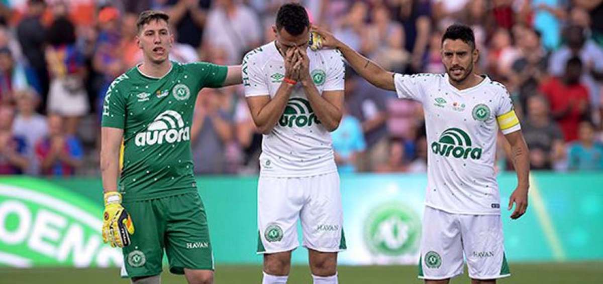 El Bar&ccedil;a homenajea al Chapecoense en el Gamper con goles, aplausos y l&aacute;grimas