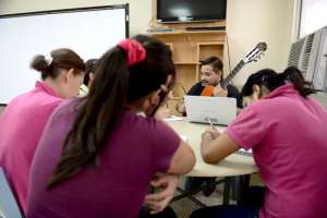 Todos los lunes la terapia en la Unidad de Conductas Adictivas consiste en clases de m&uacute;sica a cargo del profesor Elian Zambrano. Foto: Carina Acosta/El Tel&eacute;grafo