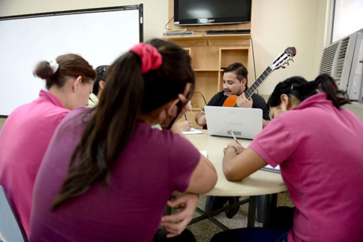 Todos los lunes la terapia en la Unidad de Conductas Adictivas consiste en clases de m&uacute;sica a cargo del profesor Elian Zambrano. Foto: Carina Acosta/El Tel&eacute;grafo