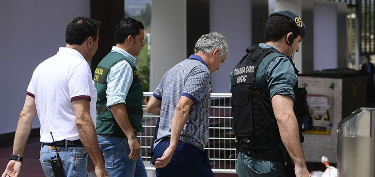 Villar (centro) es trasladado por agentes de la Guardia Civil a calabozos de Las Rozas, donde pas&oacute; la noche.