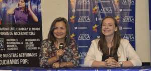La senadora Ana Agudelo (der.) ofreci&oacute; el viernes pasado una rueda de prensa en el puerto principal. 