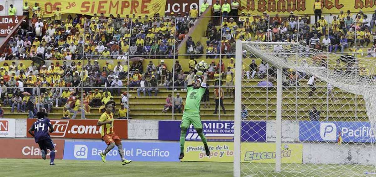 El portero de Emelec, el argentino-ecuatoriano Esteban Dreer (d), fue una de las principales figuras para que su escuadra se llevara los 3 puntos ante Aucas por la decimasexta jornada de la segunda etapa del campeonato ecuatoriano.  