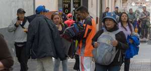 En las calles de alrededor del sector La Mar&iacute;n, en el centro de Quito, se observa la presencia permanente de comerciantes informales. 
